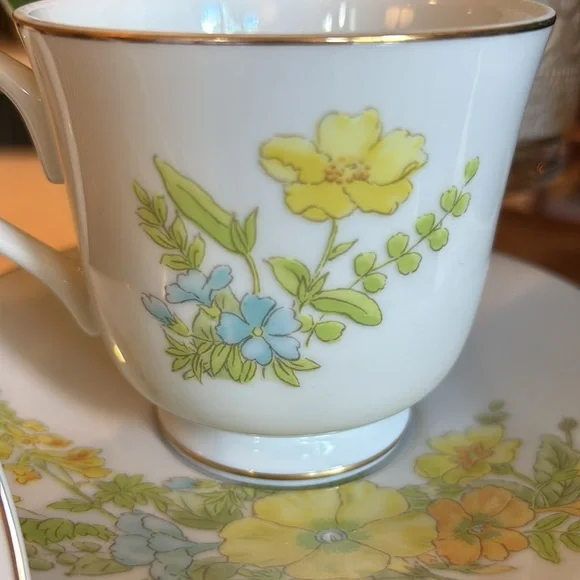 Ekco Cups and Saucers Spring Bouquet Pattern - Picture 11 of 14